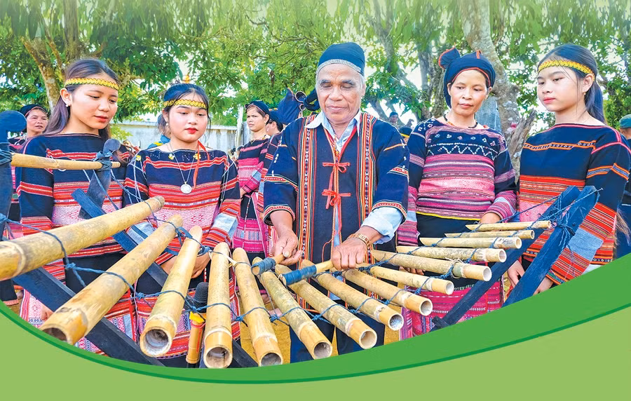 Các nghệ nhân - những “báu vật sống” đóng vai trò then chốt trong thực hành, truyền dạy di sản cho thế hệ trẻ. Ảnh: Ngọc Nhuận