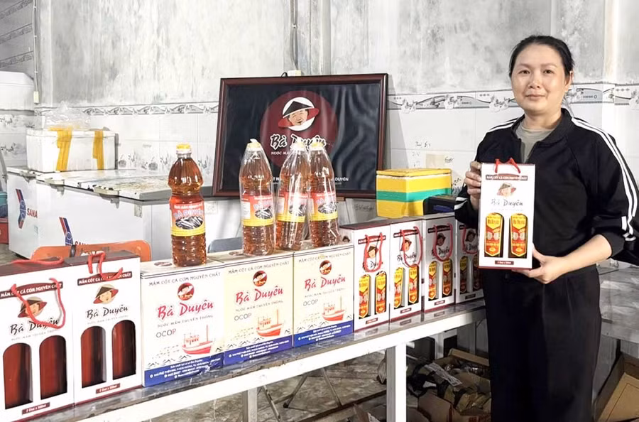 OCOP-certified products help Mrs. Trần Thị Duyên’s fish sauce facility (Hoài Nhơn Đông ward) achieve smoother sales. Photo: Hồng Thương