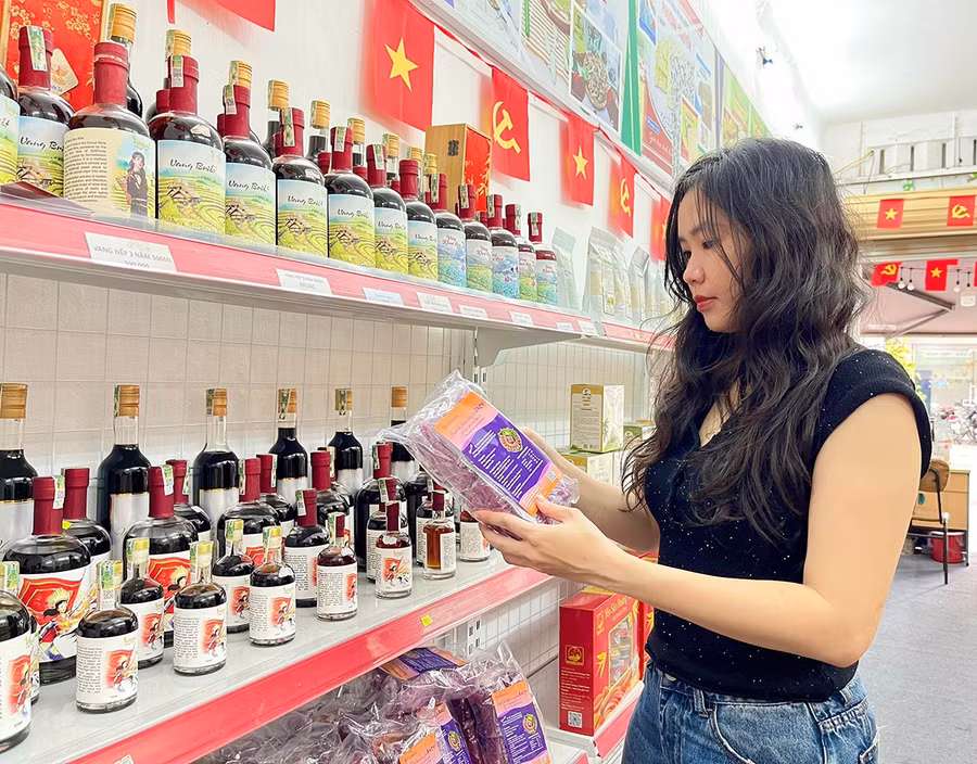 Purple sweet potato products from Truong Gia Food Co., Ltd. (An Nhon Nam ward). Photo: Vu Thao