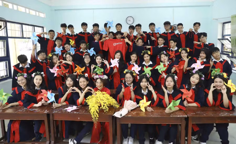 Whether her class has many outstanding students or some impulsive ones, Ms. Trần Thị Mỹ Long always builds a united and cohesive group. Photo: K.H