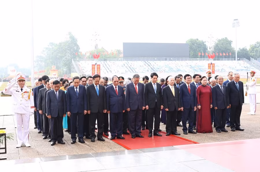 The delegates express their infinite gratitude and profound respect for President Ho Chi Minh’s tremendous contributions to the revolutionary cause of the Party and the nation. Photo: SGGP
