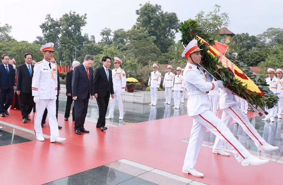 Party and State leaders, along with former leaders, offer incense in remembrance of the heroic martyrs on Bac Son Street, Hanoi, on the morning of September 1. Photo: VIET CHUNG