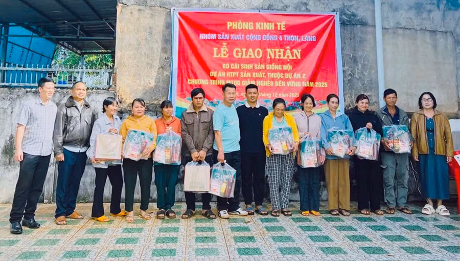 Ia Nan Commune presents gifts to disadvantaged households. Photo: Đ.Y
