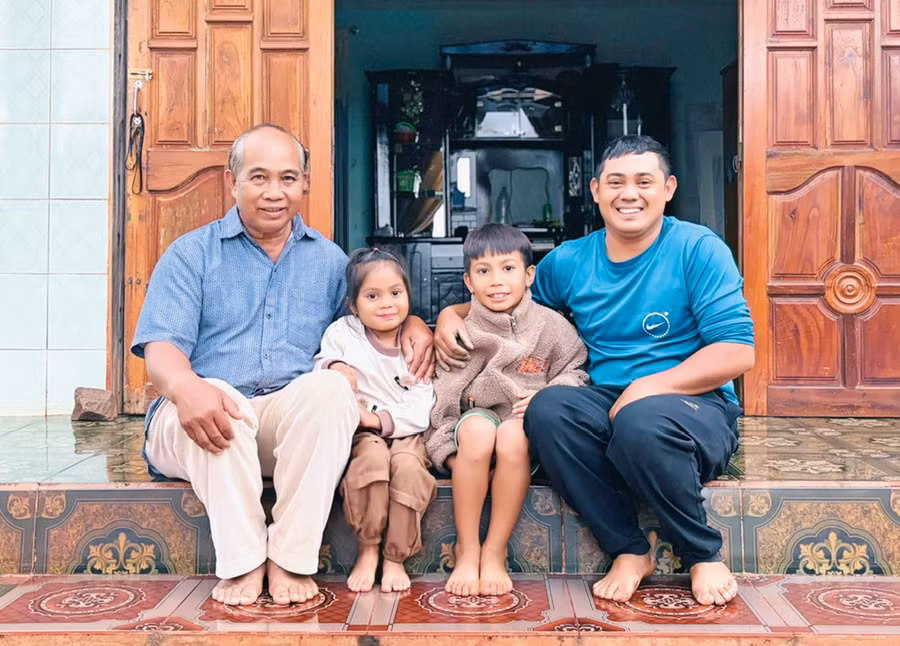 Mr. Nay Blum with his adopted son Nay Thuym and grandchildren. Photo: Hồng Thương