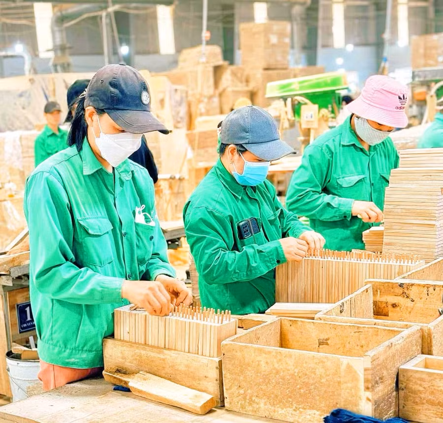Furniture is one of Gia Lai province’s key export items. In the photo: Workers at Thiên Phát Trading, Manufacturing and Construction Co., Ltd. (Hoài Nhơn Nam ward). Photo: H.Y