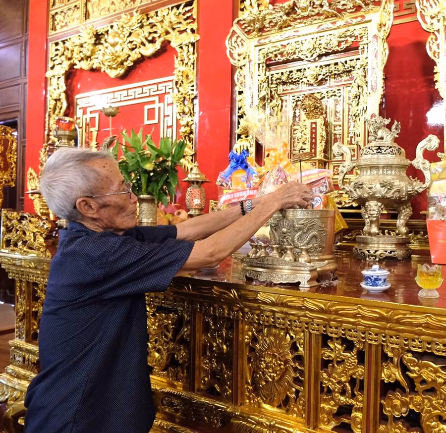 Cleaning at the Tây Sơn Tam Kiệt Temple (within the Quang Trung Museum complex).