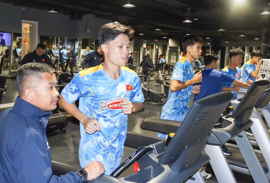 Coach Dinh Hong Vinh (far left) instructs Vietnam U23 players during a gym session. Photo: NVCC