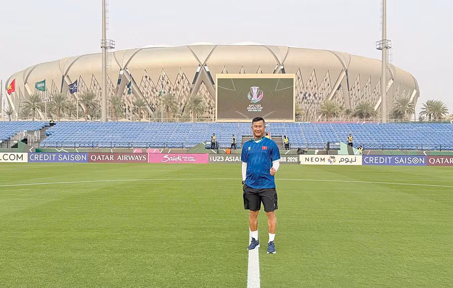 Coach Dinh Hong Vinh at the stadium where the Vietnam U23 team played and secured a convincing victory over U23 Jordan in their opening match at the 2026 AFC U23 Asian Cup finals. Photo: NVCC