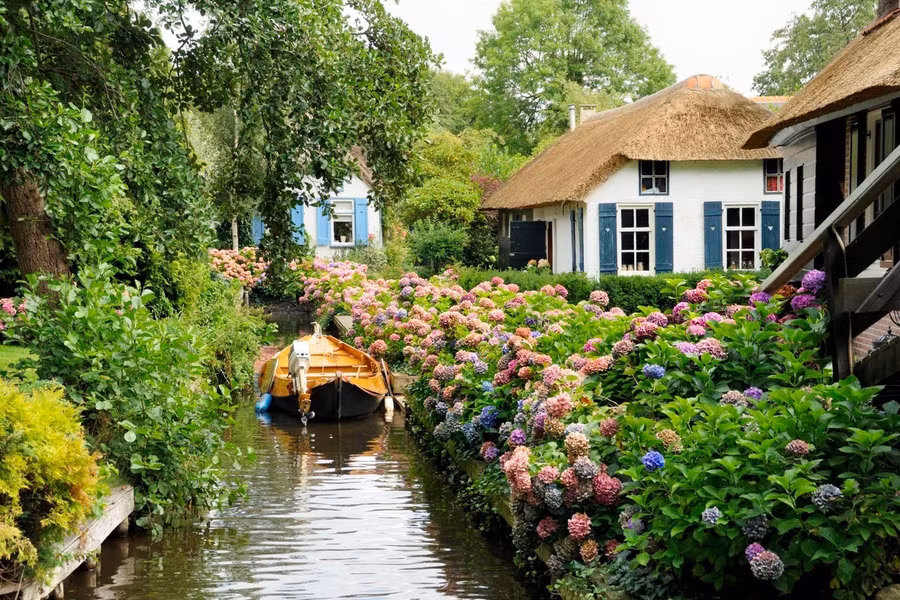 Gliding along the hidden waterways of Overijssel, Giethoorn shimmers like a secret kept by the Dutch lowlands.