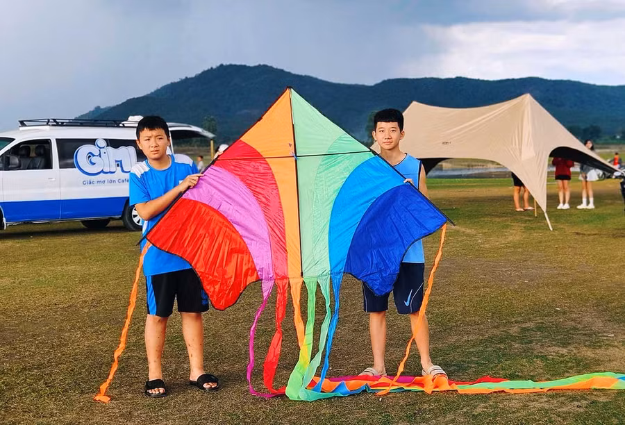 Bãi bồi Tiên Sơn thu hút nhiều em nhỏ đến thả diều trong những ngày hè. Ảnh: Ngọc Duy