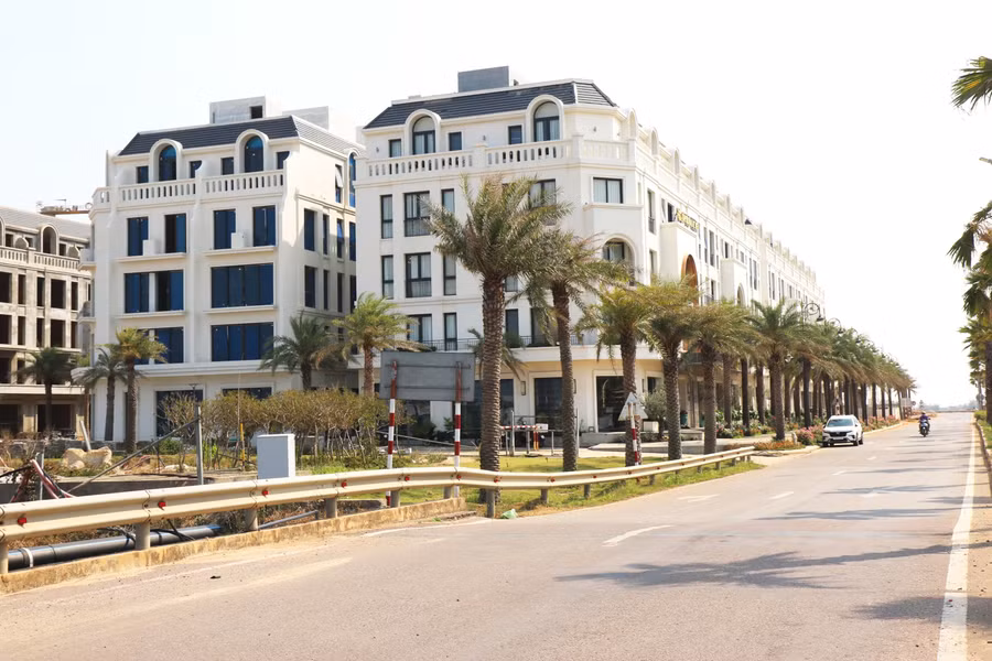 Previously barren sandy plots along the coastal road are now filled with rows of modern high-rise buildings and numerous service and commercial areas. Photo: T.Sỹ