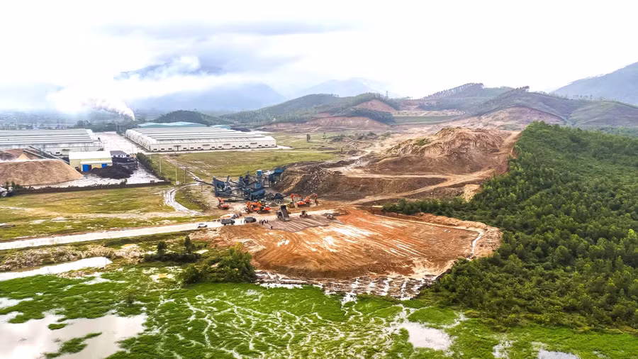 Binh Nghi Industrial Park (Tay Son commune) is accelerating site leveling and infrastructure completion to be ready for investors. Photo: Dũng Nhân