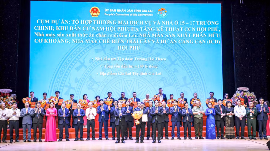 Provincial leaders present investment policy approval decisions for projects with a total investment of over VND 4,100 billion by Truong Hai Group (Thaco) at the 2026 Investment Promotion Conference, March 28.