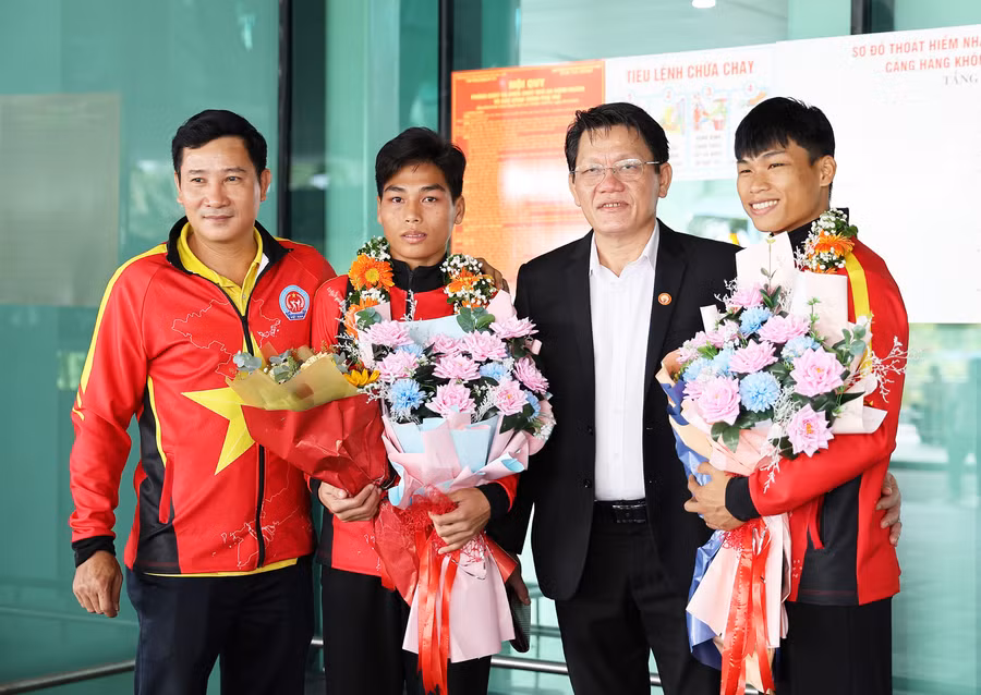 Coach Trần Đình Đô (far left) and his athletes return after their success at the 2024 Asian Kickboxing Championship. Photo: H.V