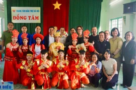 Singer Hà Anh Tuấn and associated organizations presented Tet gifts to residents in Gia Lai.