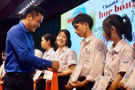 The Gia Lai Provincial Youth Union, in collaboration with Muc Tim Magazine—Tuoi Tre Newspaper and Binh Dien Fertilizer Joint Stock Company, has awarded the "For the Future of Vietnam—Preventing School Dropouts" scholarships to students in Gia Lai province.