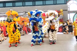 Lion dance performance at the event welcoming the Mid-Autumn Festival 2025.