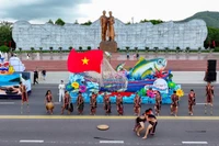 Artisans from Pleiku Róh village perform gong music during the Street Festival. Photo: Nguyễn Dũng