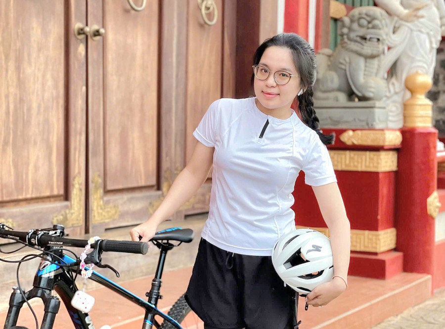 Nguyễn Thị Phương Thảo (Pleiku Ward, Gia Lai Province) enjoying a relaxing moment and keeping fit in the mountain town. Photo: Ngọc Duy img-20251017-173734-1.jpg
