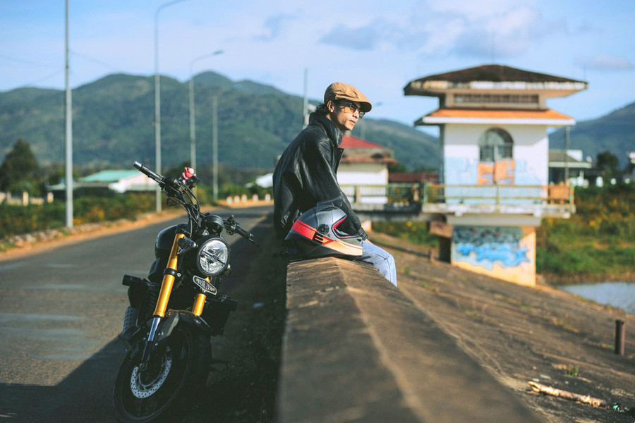 Lê Thành Đạt captivated by the beauty of the mountain town. Photo: Provided by subject img-20251017-115941-1.jpg