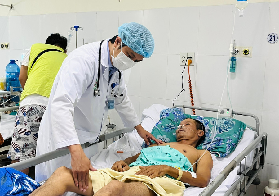 bac-si-kiem-tra-chuc-nang-benh-nhan-dot-quy.jpg