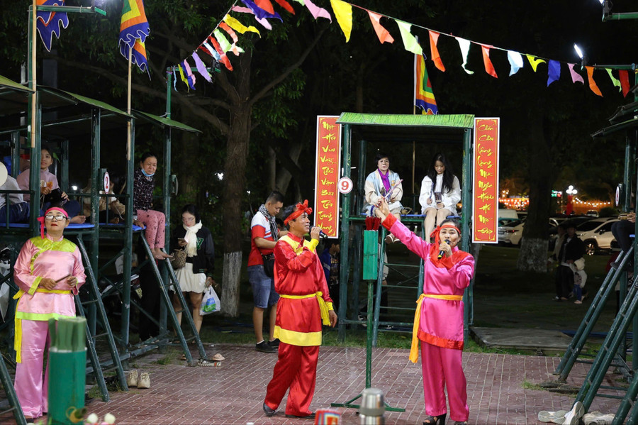 The family of Điệp and Dư also frequently participates in community programs. Photo: Nguyễn Dũng gia-dinh-bai-choi-7-761.jpg