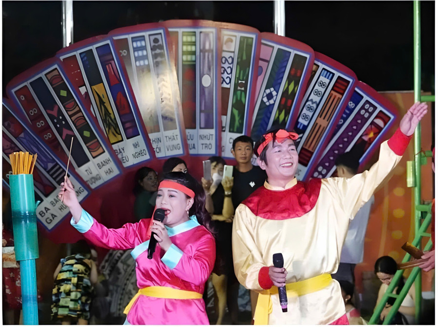 Meritorious Artist Phạm Thị Phương Nga and Nguyễn Đình Đa are a well-matched performing duo. Photo: Provided by subject gia-dinh-bai-choi-2.jpg