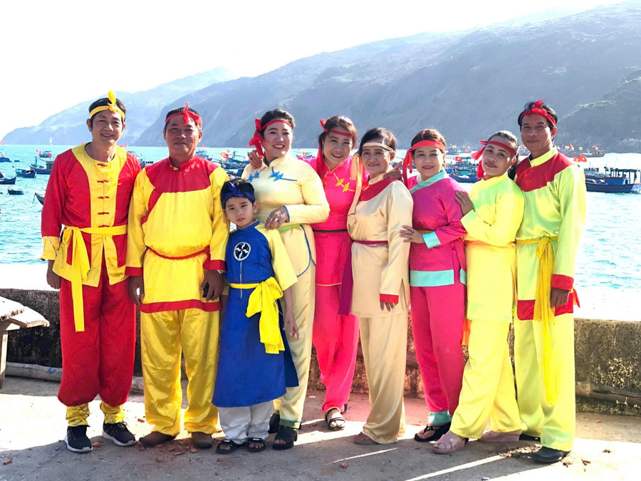 Families devoted to bài chòi often gather to share their passion and serve fellow enthusiasts. Photo: Provided by subject gia-dinh-bai-choi-3.jpg