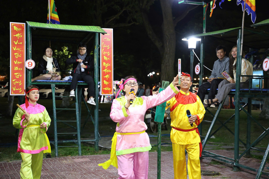 According to Mrs. Hoa, the greatest joy for an artist is to perform and serve the audience. Photo: Nguyễn Dũng gia-dinh-bai-choi-4.jpg