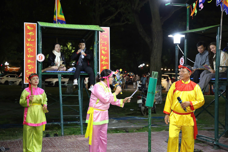 Meritorious Artist Trần Hữu Phước and artist Lê Thị Hoa performing bài chòi for tourists at Nguyễn Tất Thành Square (Quy Nhơn Ward). Photo: Nguyễn Dũng gia-dinh-bai-choi-di-san.jpg