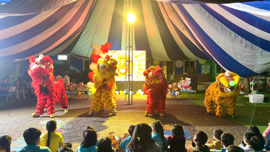 Children attentively watch the lion dance. Photo: Minh Chi tre-em-lang-sos-pleiku-xem-mua-lan.jpg