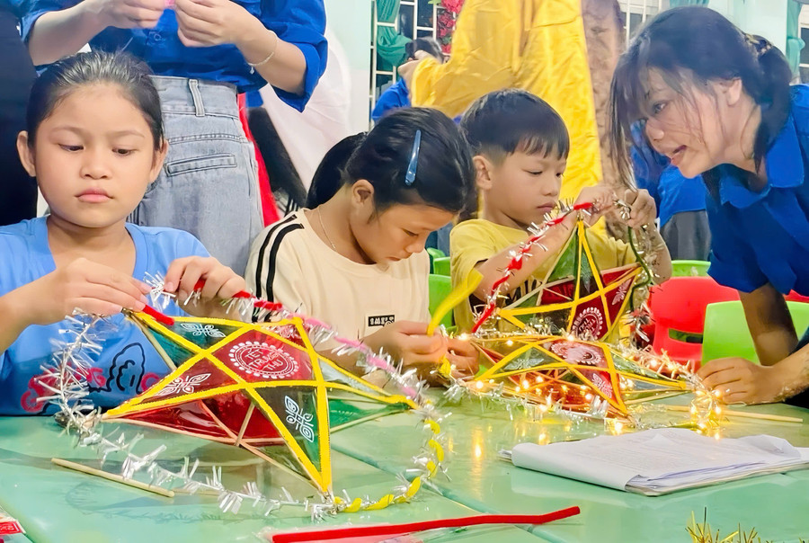 Children focus on completing their own lanterns. Photo: Thao Khuy tu-lam-long-den-trung-thu.jpg