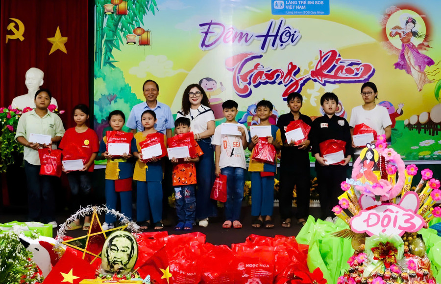 The Provincial Association for the Support of People with Disabilities and the Protection of Children's Rights presents gifts to children at SOS Children's Village Quy Nhon. Photo: Thao Khuy tang-qua-trung-thu.jpg