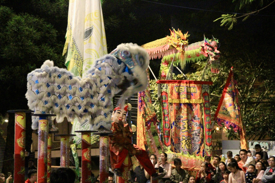 The lion dance on the plum blossom pole captivated a large audience. Photo: H.H hoai4.jpg