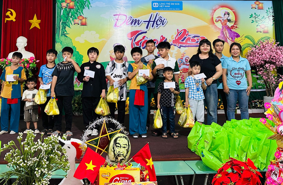 Grown children return to SOS Children's Village Quy Nhon to give gifts to the younger ones. Photo: Thao Khuy cac-em-truong-thanh-tro-ve-lang-sos.jpg