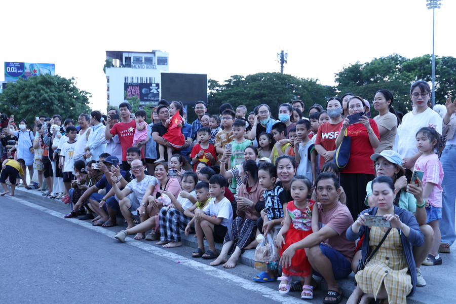 Locals and tourists joyfully immerse themselves in the festival atmosphere. Photo: Nguyễn Dũng 3a5a9249.jpg