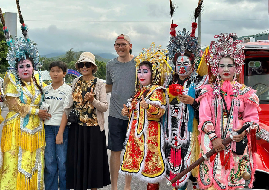 Tourists happily take souvenir photos with artisans. Photo: T.K gen-h-lehoi3.jpg