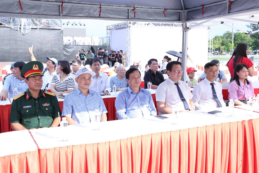 Delegates attend the festival’s opening ceremony. Photo: Nguyễn Dũng gen-o-daibieu.jpg