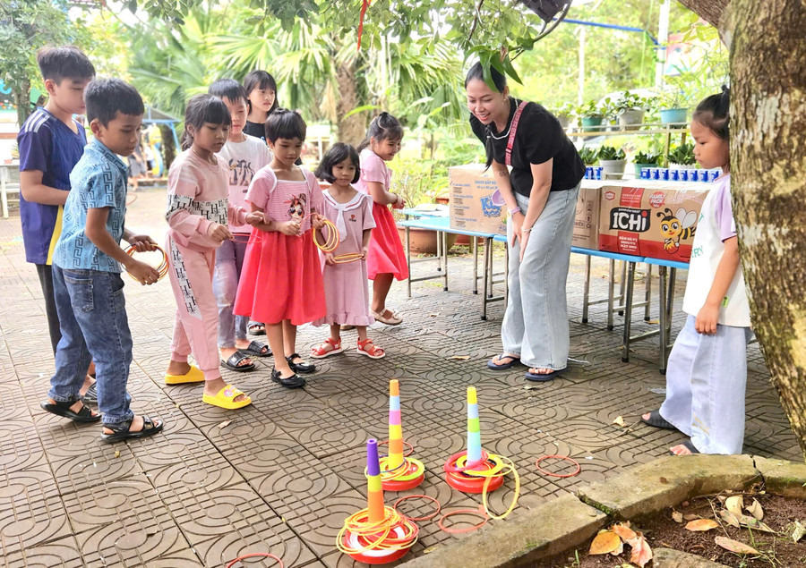 Children at SOS Children's Village Pleiku eagerly participate in the ring toss game during the "Loving Mid-Autumn Festival" program. Photo: Minh Chi khong-khi-trung-thu-lang-tre-em-sos-pleiku.jpg