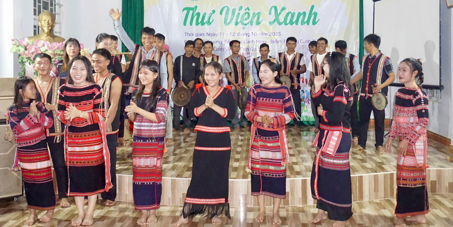 The Canh Tiến village gong and xoang dance troupe performs at a local cultural event. Photo: Thảo Khuy gen-h-bieu-dien-cong-chieng.jpg