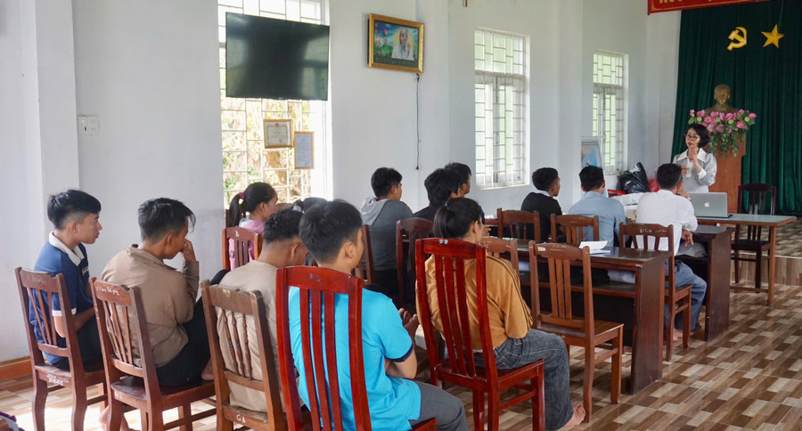 Residents of Canh Tiến village attend an introductory tour guide class. Photo: Thảo Khuy gen-o-lop-hoc-huong-dan-vien-du-lich-o-canh-tien.jpg