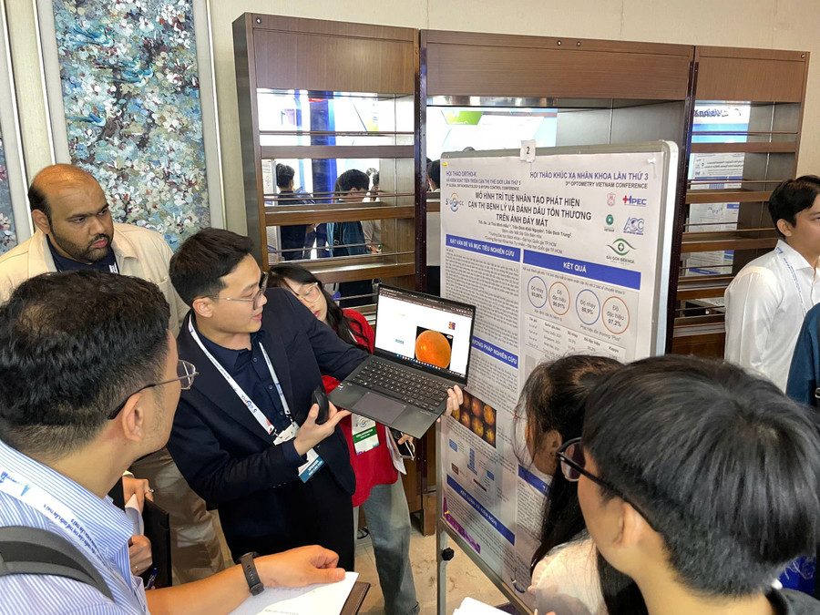 Dr. Lê Thái Minh Hiếu presenting his research findings at the conference. Photo: Provided by subject gen-h-hieu-2.jpg