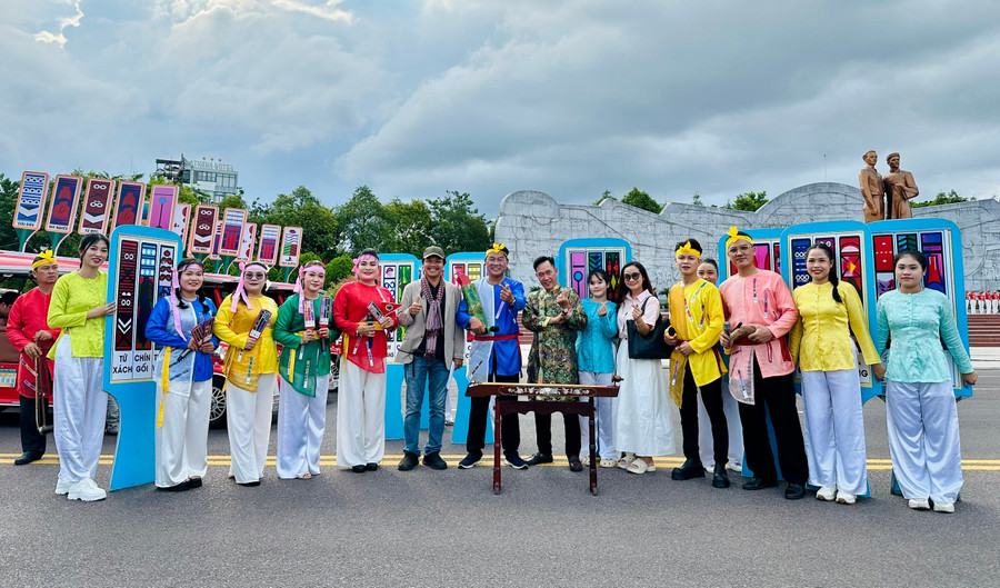 The bài chòi artisan troupe in high spirits at the street festival. Photo: T.K 191.jpg