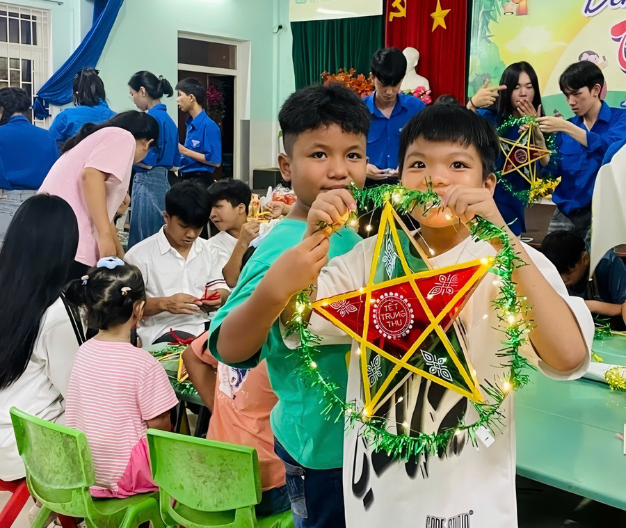 A beautiful star lantern completed. Photo: Thao Khuy hoan-thanh-chiec-den-ong-sao.jpg