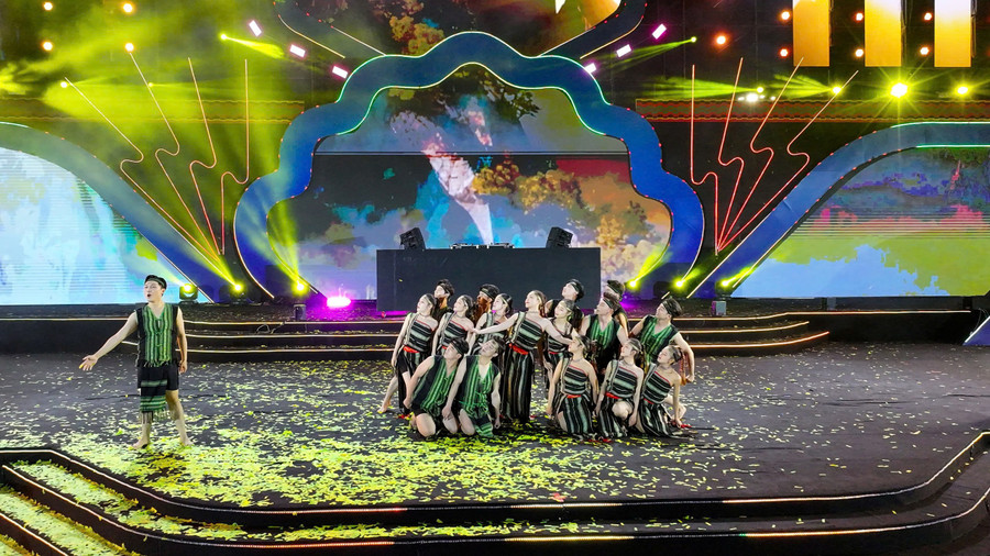 A standout artistic program with the theme “The Highlands – Blue Sea Reaching New Heights.” Photo: Nguyễn Dũng gen-h-hat.jpg