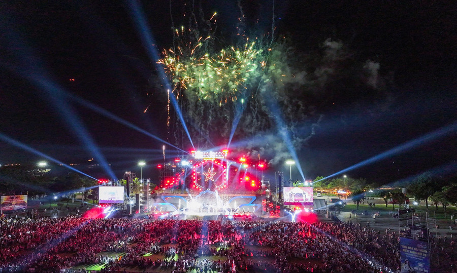 The stage lit up during the closing ceremony of the Great Highland Essence Festival – Blue Sea Convergence 2025. Photo: Nguyễn Dũng gen-h-dd.jpg
