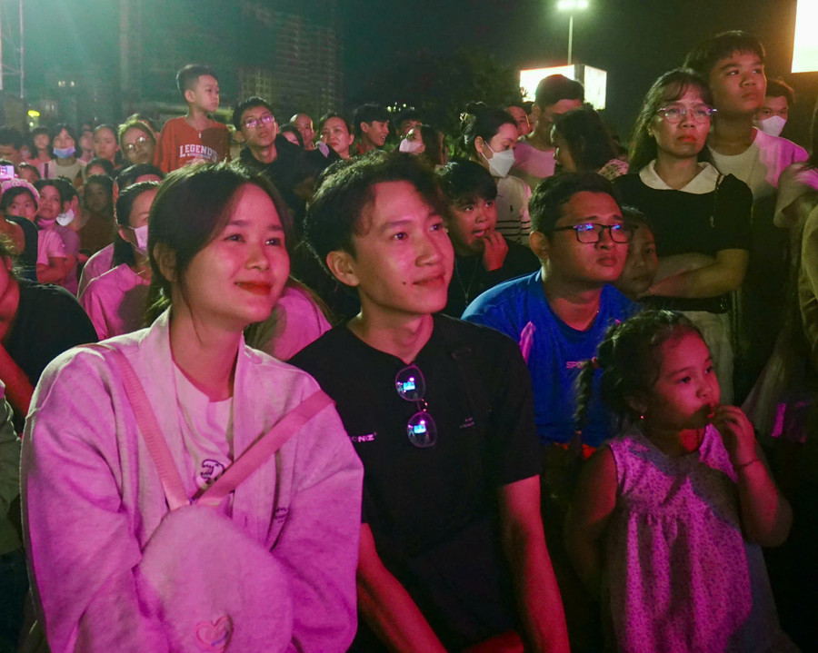 Trà Thị Thanh Thắm engrossed in the program’s performances. Photo: H.V gen-h-tham.jpg