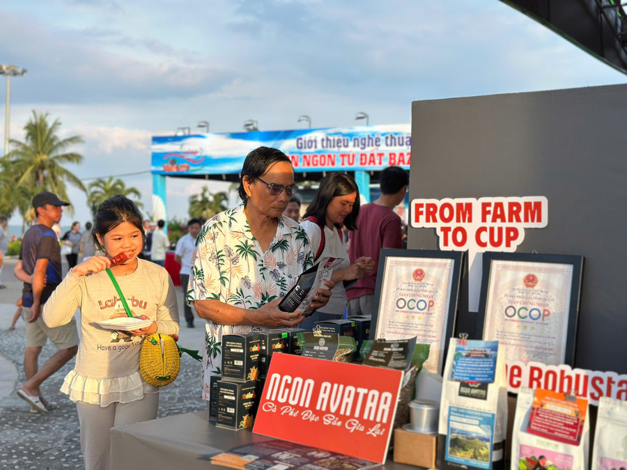 Visitors explore the OCOP booth at the Great Highland Essence Festival – Blue Sea Convergence 2025. Photo: Thảo Khuy gen-h-ocop.jpg