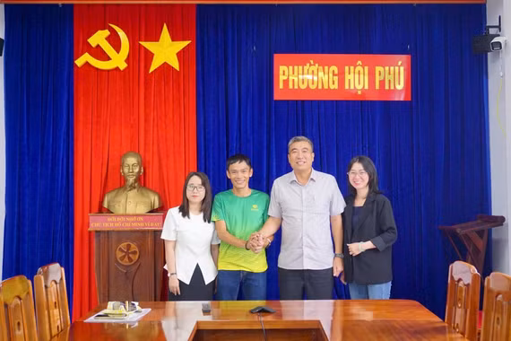 Hoi Phu Ward Accompanies "Running Eccentric" Nguyen Van Long