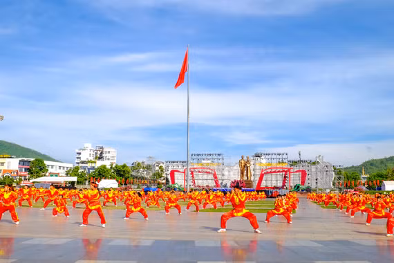 The martial arts delegation from Gia Lai province participated in a large-scale group performance. Photo: Doan Ngoc
